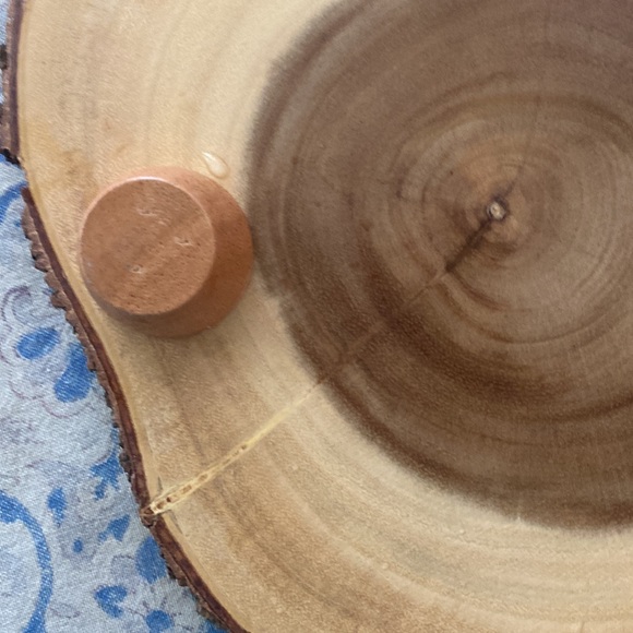 Studio California unique floral design wooden trivet. - Picture 5 of 6